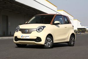 Half price sale Pure Electric Mini EV Car Huachen Xinri i03 318km Range 4 Seats Mini New Energy Car Special-priced