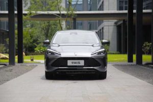 Test drive the brand-new Roewe i5 top model with comfortable ride and high configuration