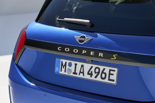 The all-new pure electric MINI COOPER was unveiled at the Ministry of Industry and Information Technology and will be sold globally