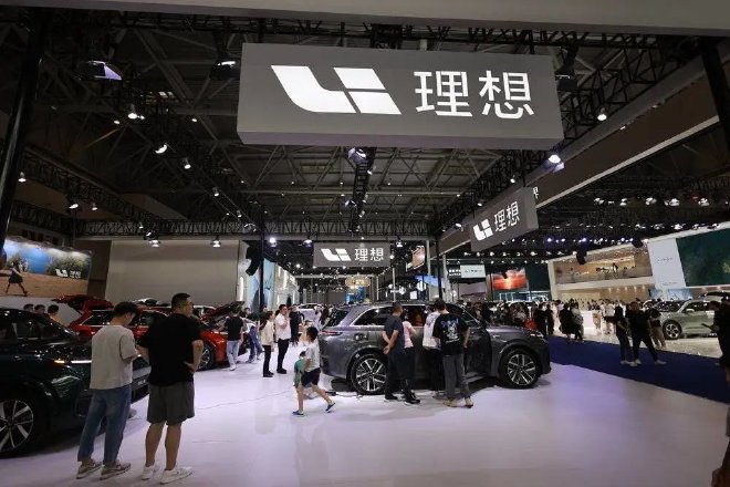 To meet new challenges, automakers announce 2024 sales targets