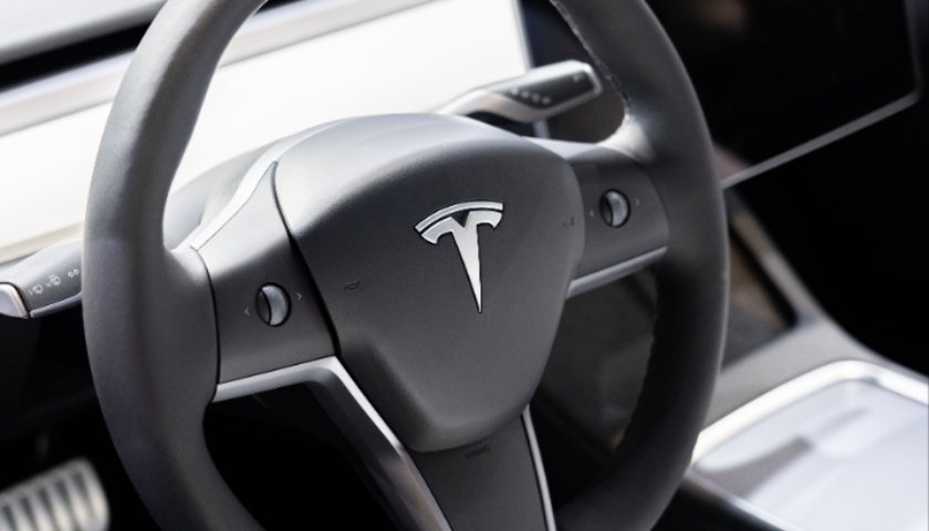 Tesla cuts prices again at the beginning of the new year, sailing into the Red Sea ahead of schedule in 2024