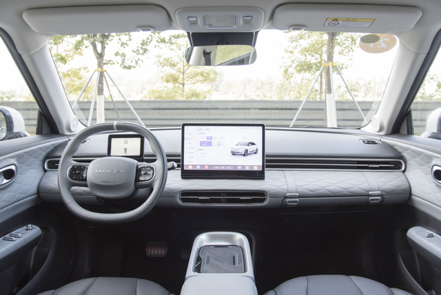Price is over 70,000 yuan, frameless door has a range of 330km, a new choice besides BYD Dolphin and Wuling Bingo