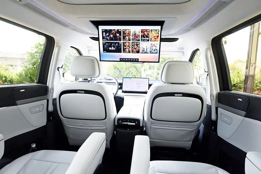 Equipped with a refrigerator, color TV, and a large sofa, this MPV is so popular!