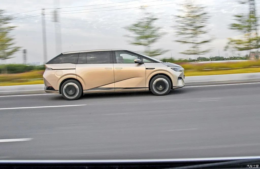 Equipped with a refrigerator, color TV, and a large sofa, this MPV is so popular!
