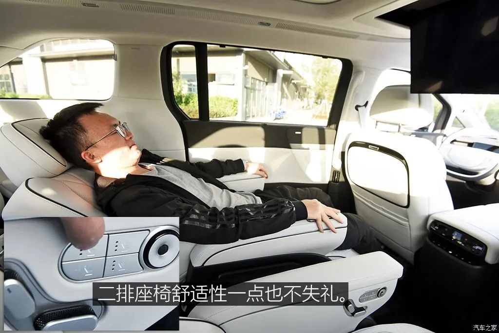 Equipped with a refrigerator, color TV, and a large sofa, this MPV is so popular!