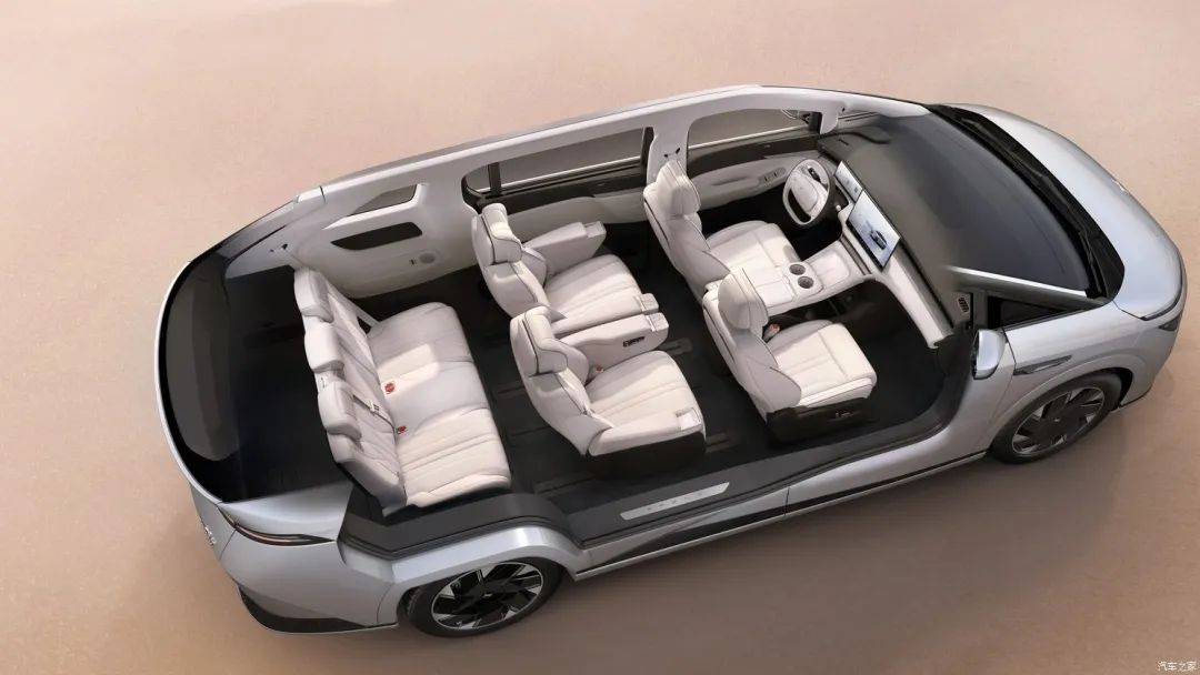 Equipped with a refrigerator, color TV, and a large sofa, this MPV is so popular!