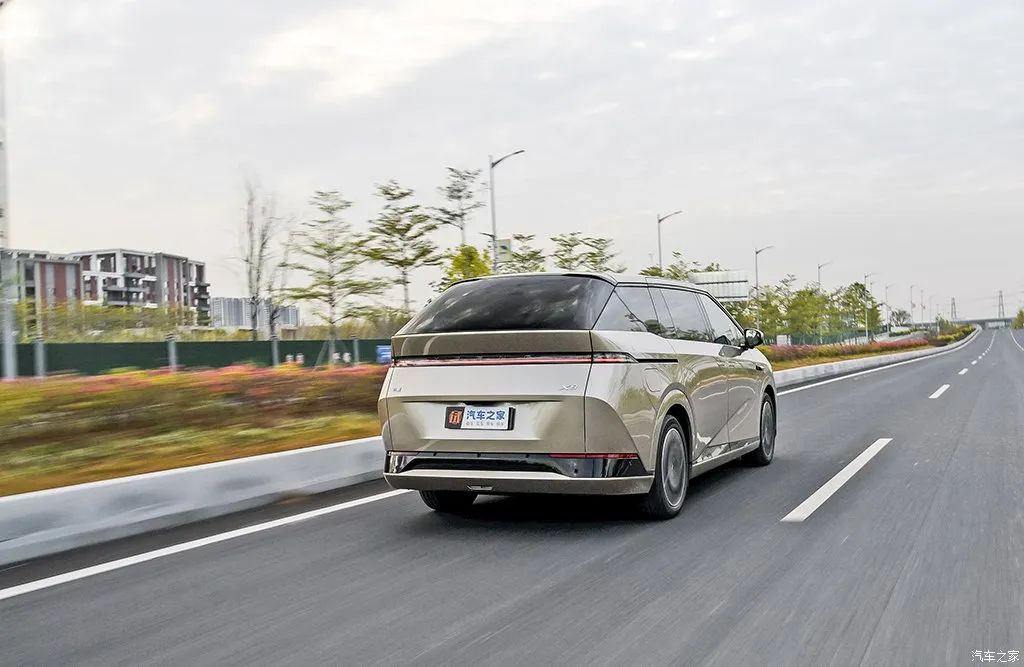 Equipped with a refrigerator, color TV, and a large sofa, this MPV is so popular!