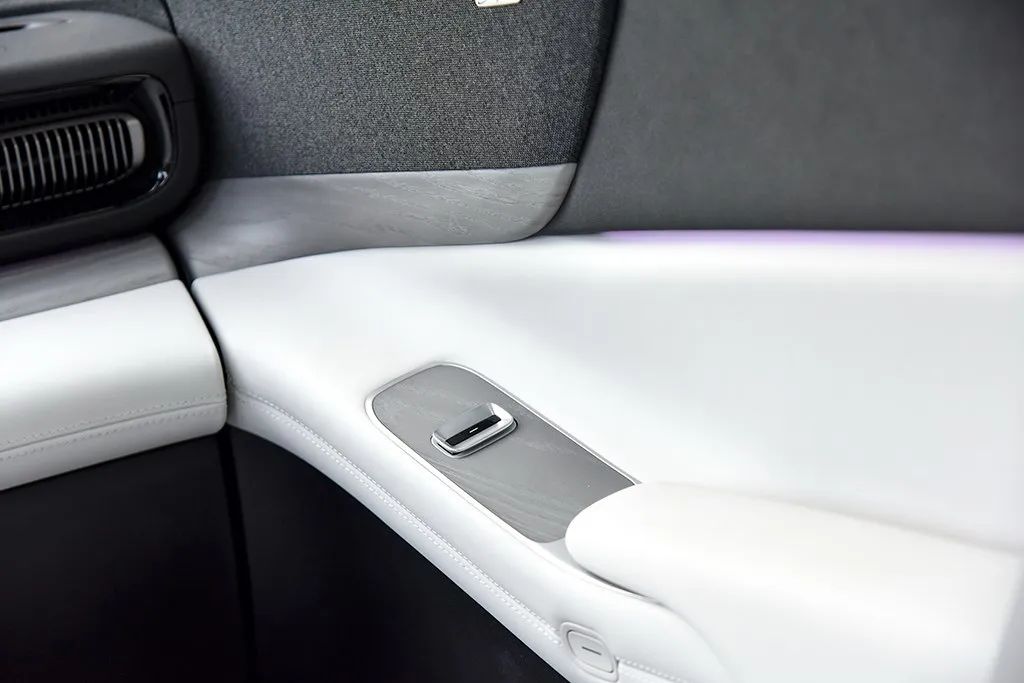Equipped with a refrigerator, color TV, and a large sofa, this MPV is so popular!