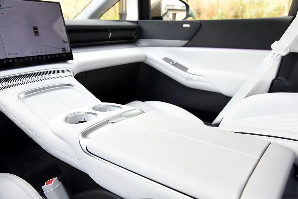 Equipped with a refrigerator, color TV, and a large sofa, this MPV is so popular!