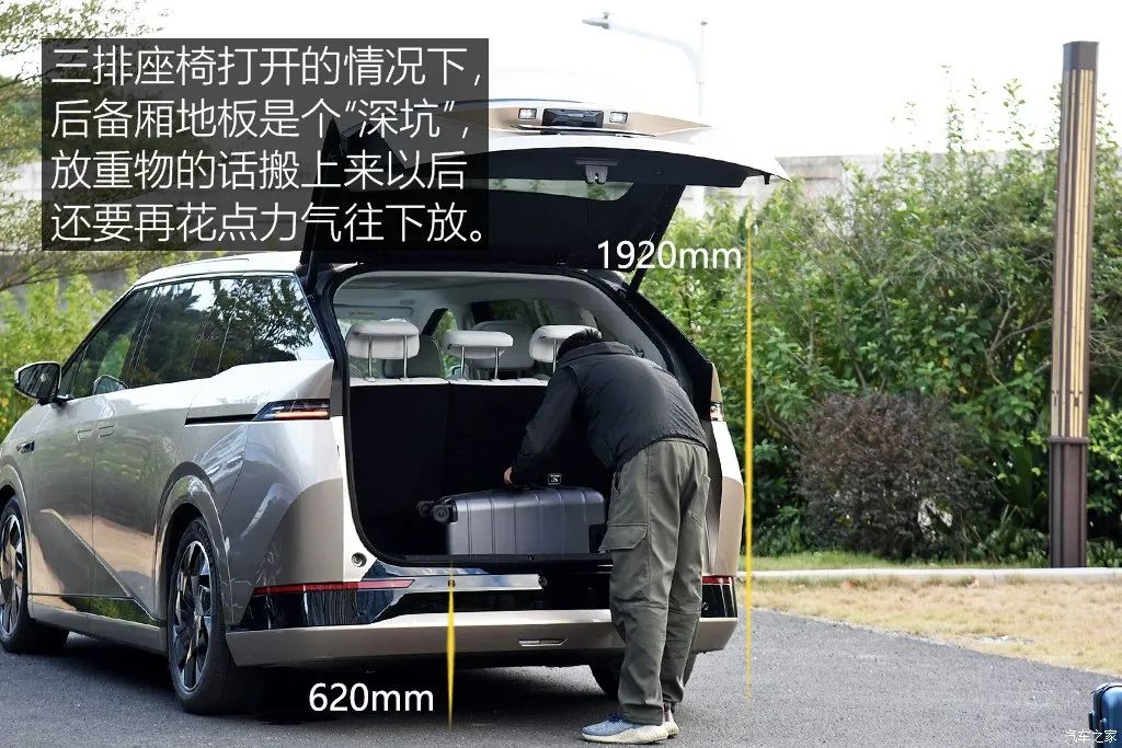 Equipped with a refrigerator, color TV, and a large sofa, this MPV is so popular!