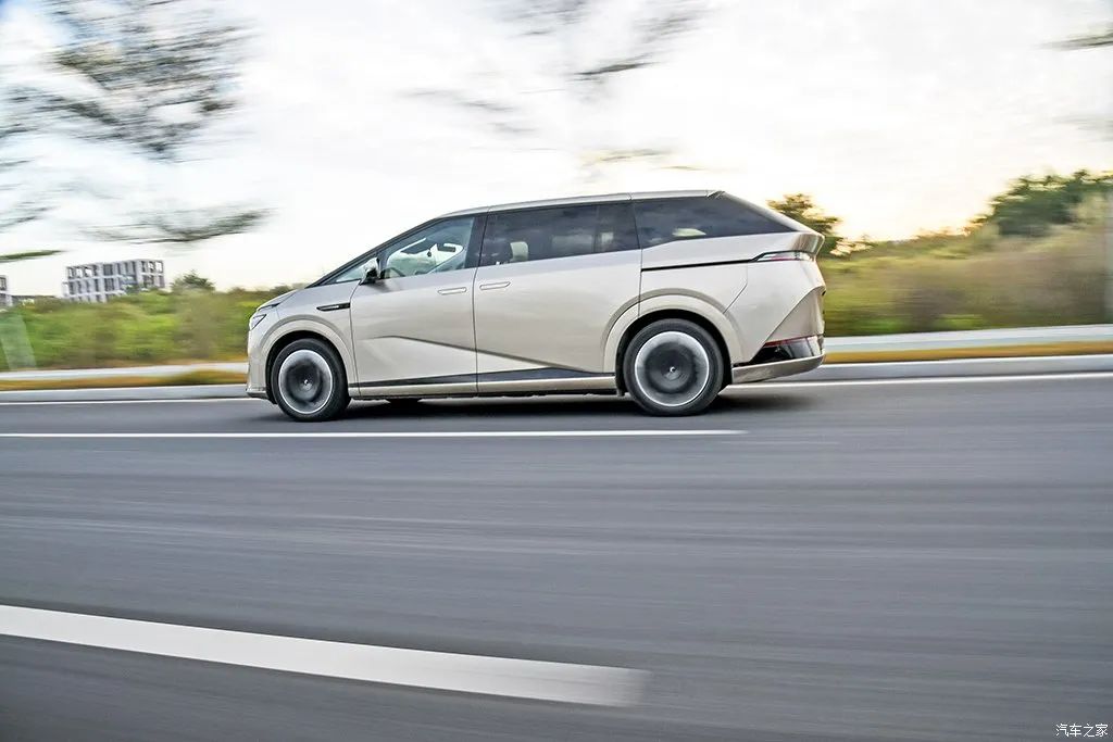 Equipped with a refrigerator, color TV, and a large sofa, this MPV is so popular!