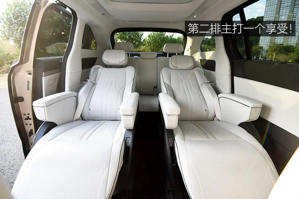 Equipped with a refrigerator, color TV, and a large sofa, this MPV is so popular!