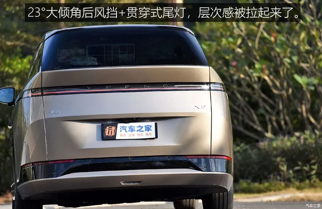 Equipped with a refrigerator, color TV, and a large sofa, this MPV is so popular!