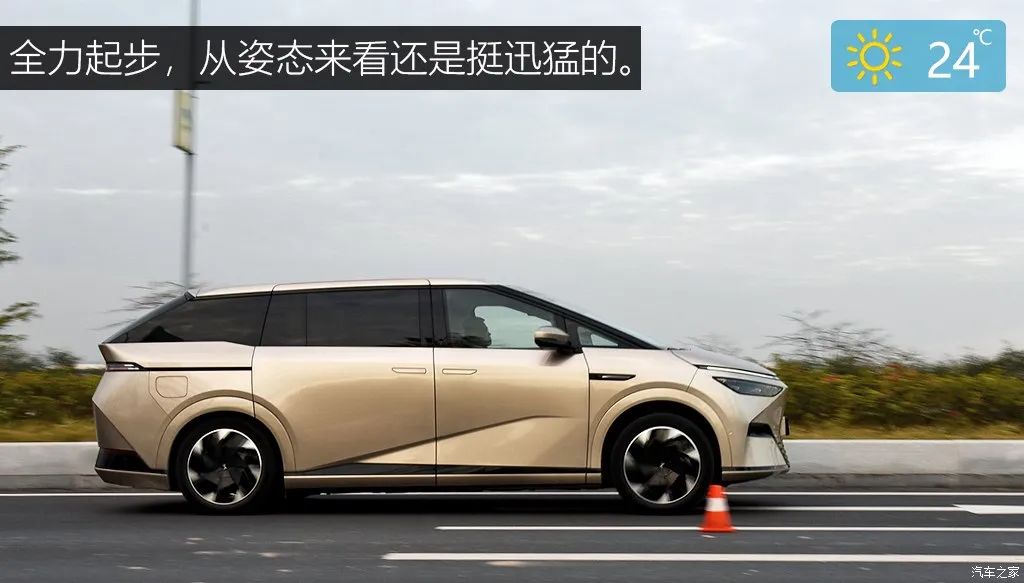 Equipped with a refrigerator, color TV, and a large sofa, this MPV is so popular!