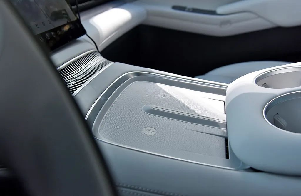 Equipped with a refrigerator, color TV, and a large sofa, this MPV is so popular!