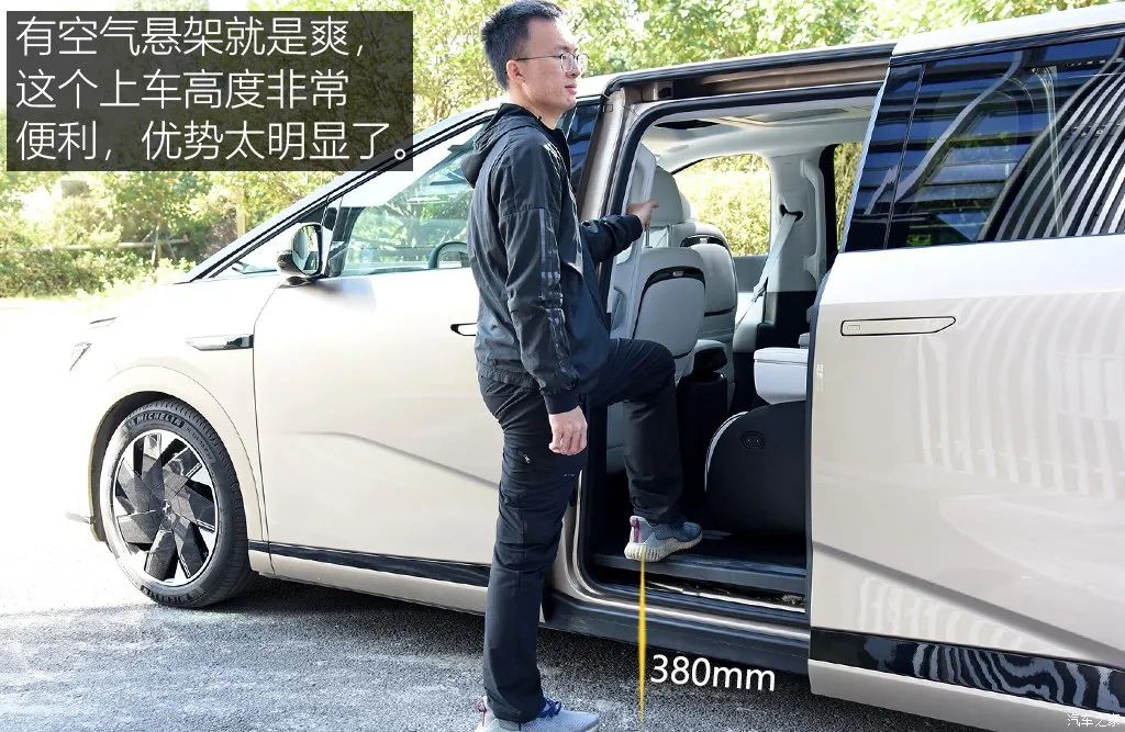 Equipped with a refrigerator, color TV, and a large sofa, this MPV is so popular!