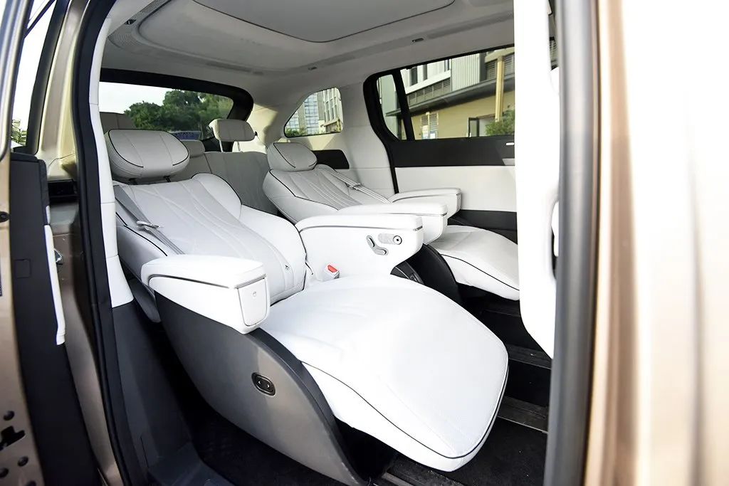 Equipped with a refrigerator, color TV, and a large sofa, this MPV is so popular!