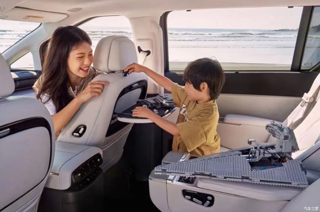 Equipped with a refrigerator, color TV, and a large sofa, this MPV is so popular!