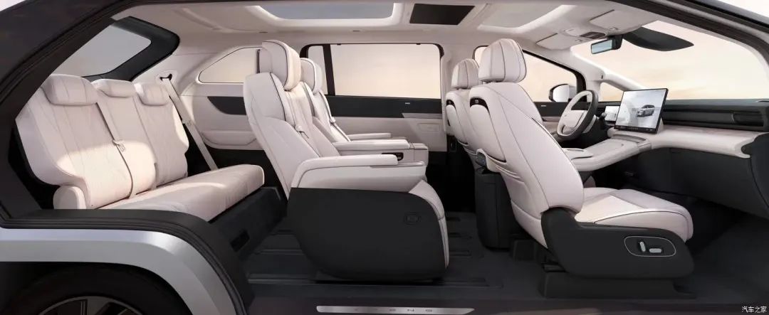 Equipped with a refrigerator, color TV, and a large sofa, this MPV is so popular!