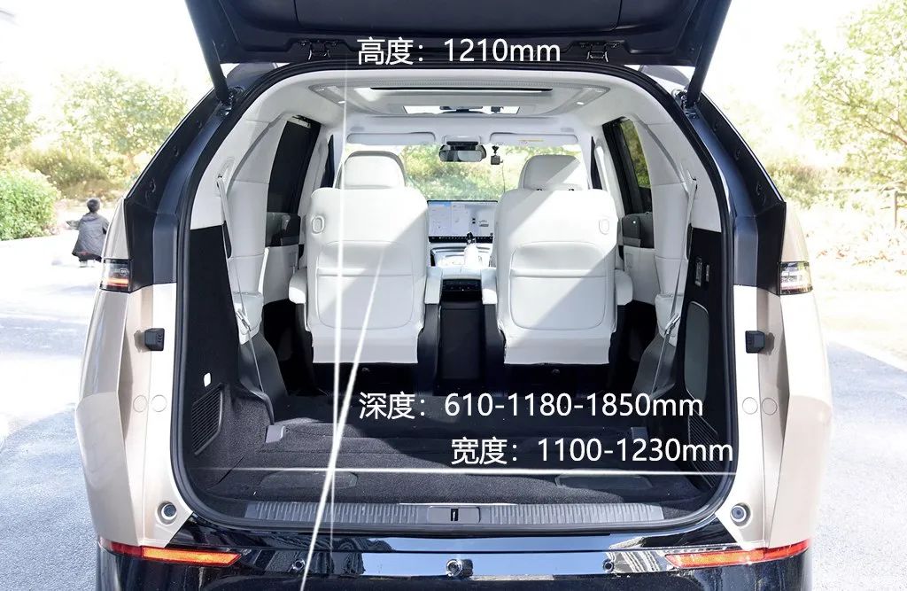 Equipped with a refrigerator, color TV, and a large sofa, this MPV is so popular!