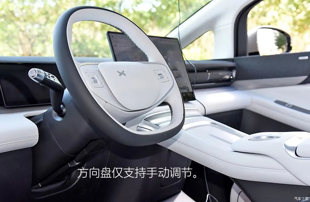 Equipped with a refrigerator, color TV, and a large sofa, this MPV is so popular!
