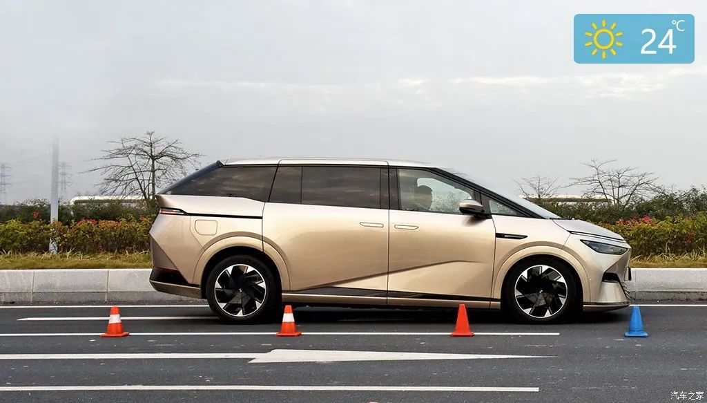 Equipped with a refrigerator, color TV, and a large sofa, this MPV is so popular!