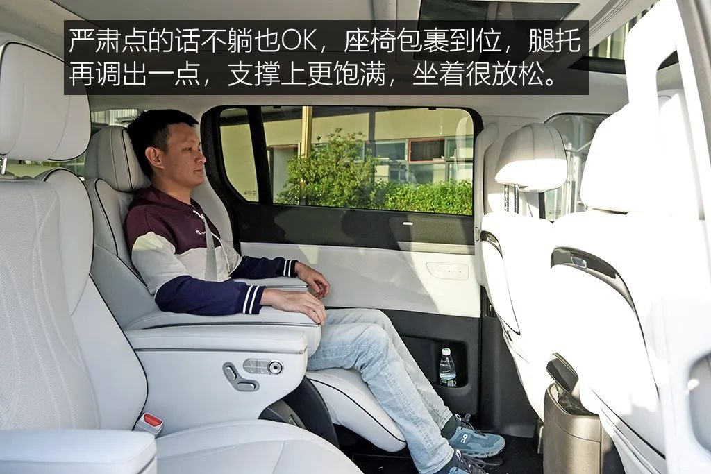 Equipped with a refrigerator, color TV, and a large sofa, this MPV is so popular!