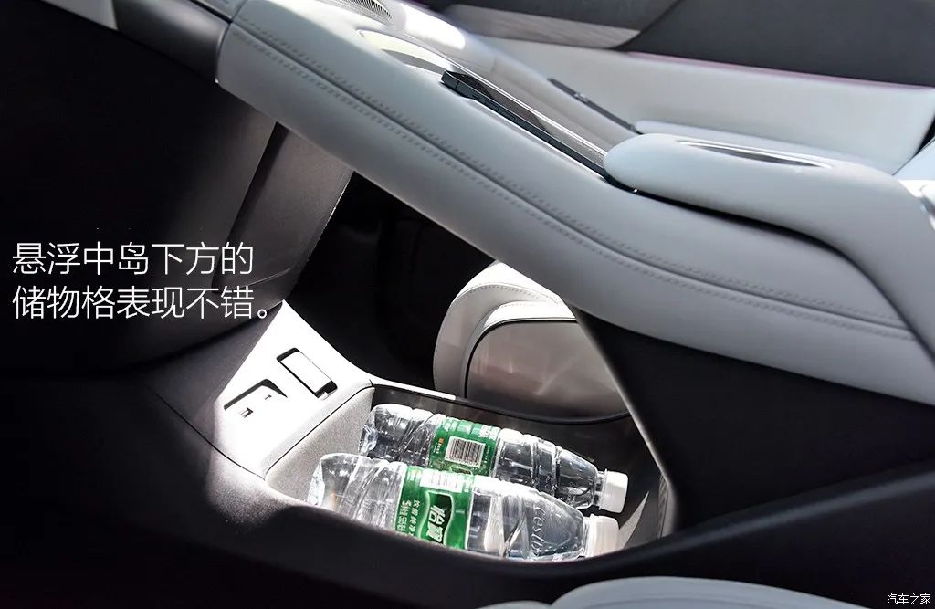 Equipped with a refrigerator, color TV, and a large sofa, this MPV is so popular!