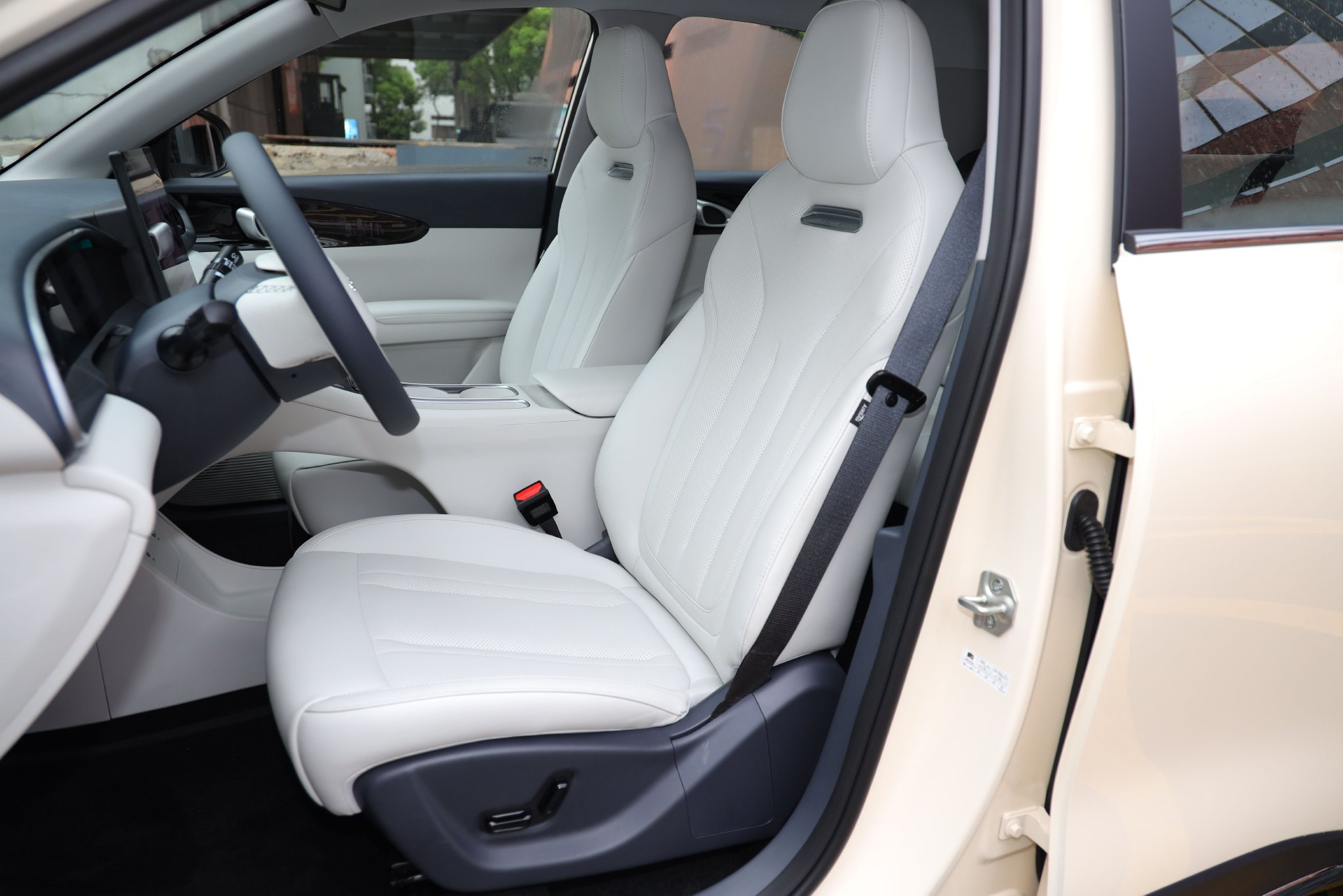 Wide and soft front seats