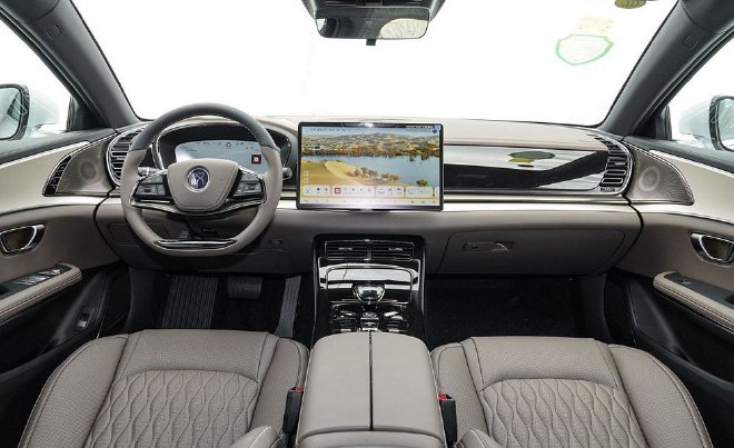 Intelligent driving evolves again. 2025 Han is priced from 165,800 yuan