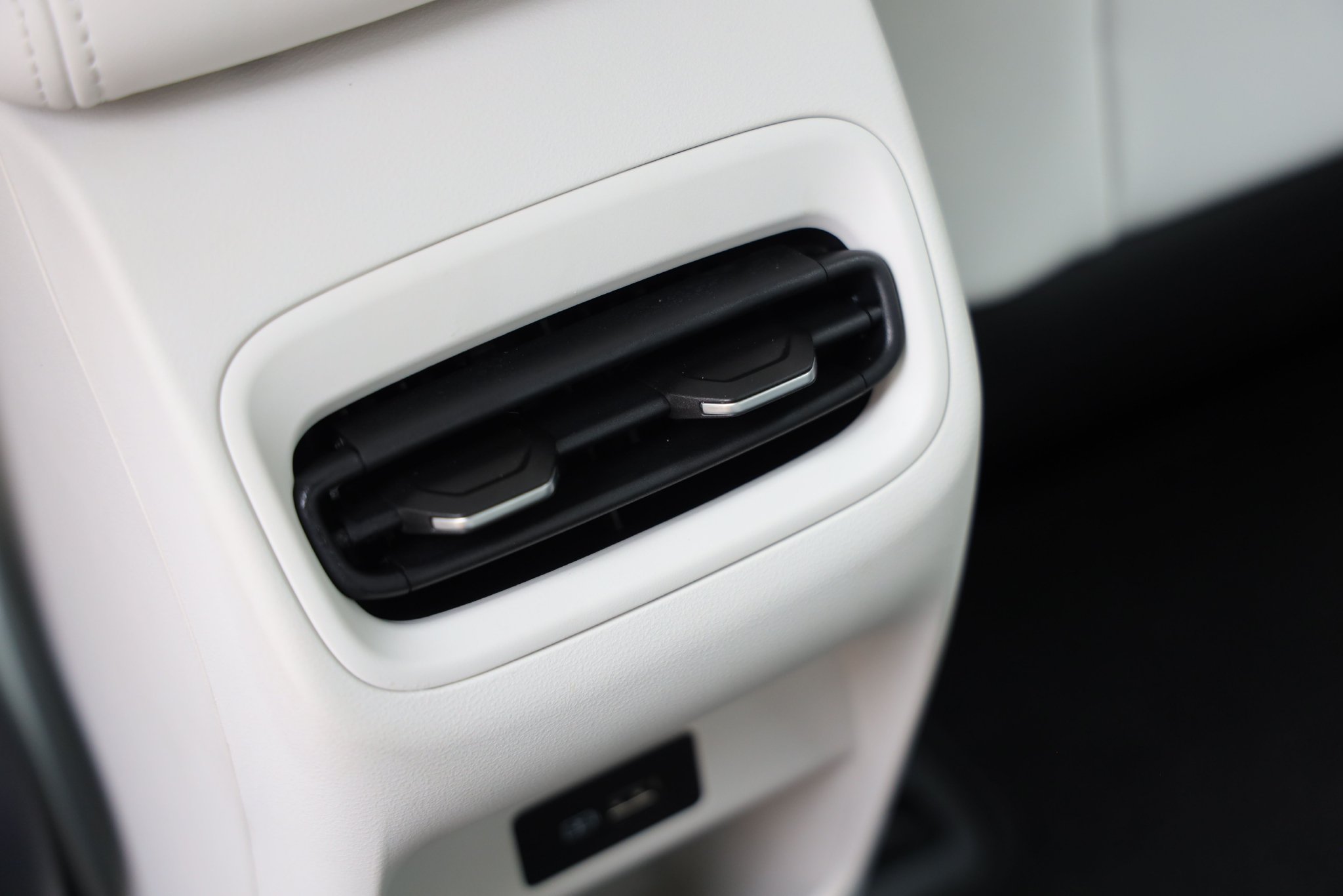 Rear air conditioning vents