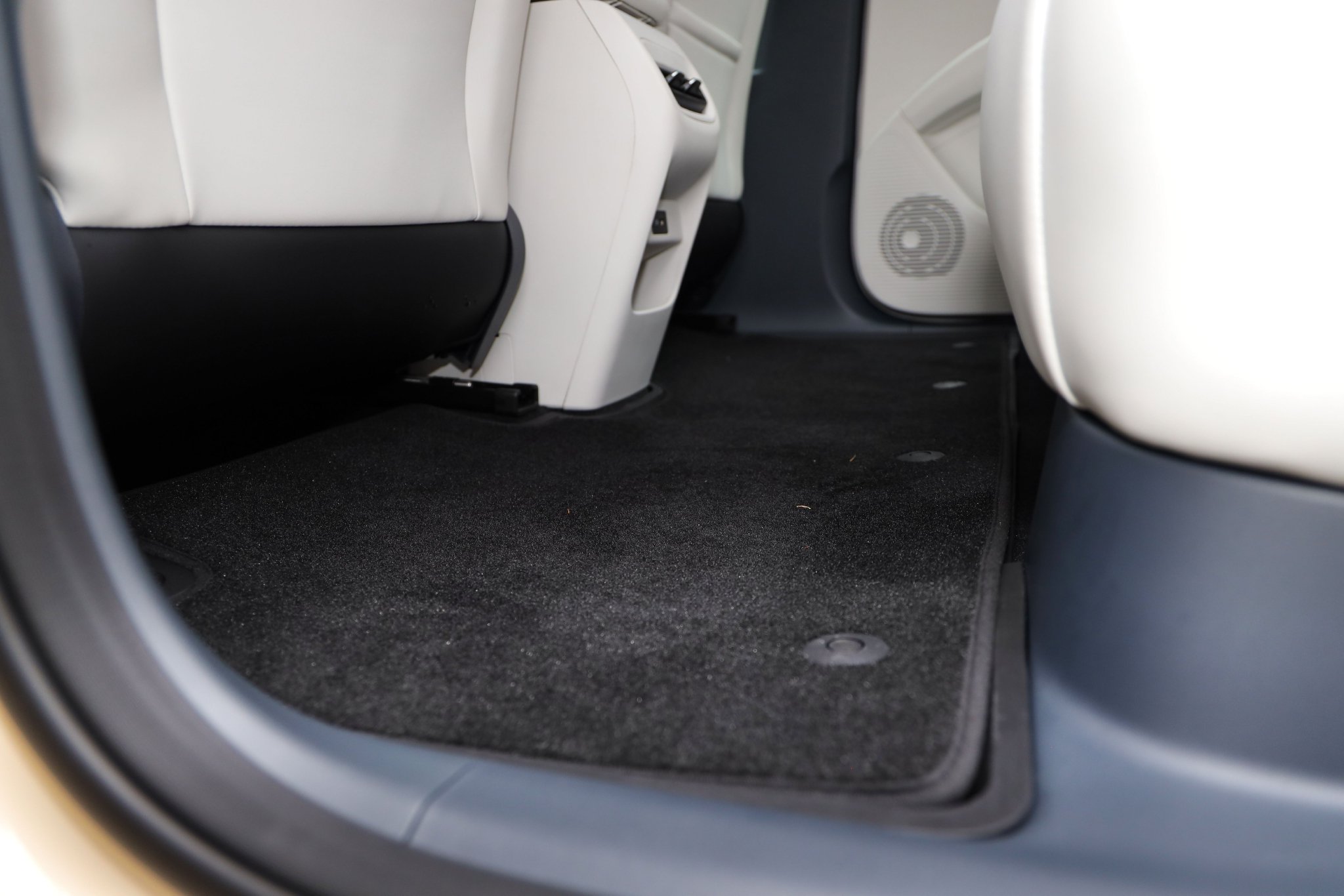 The 0.61-square-meter rear flat floor provides ample leg room.