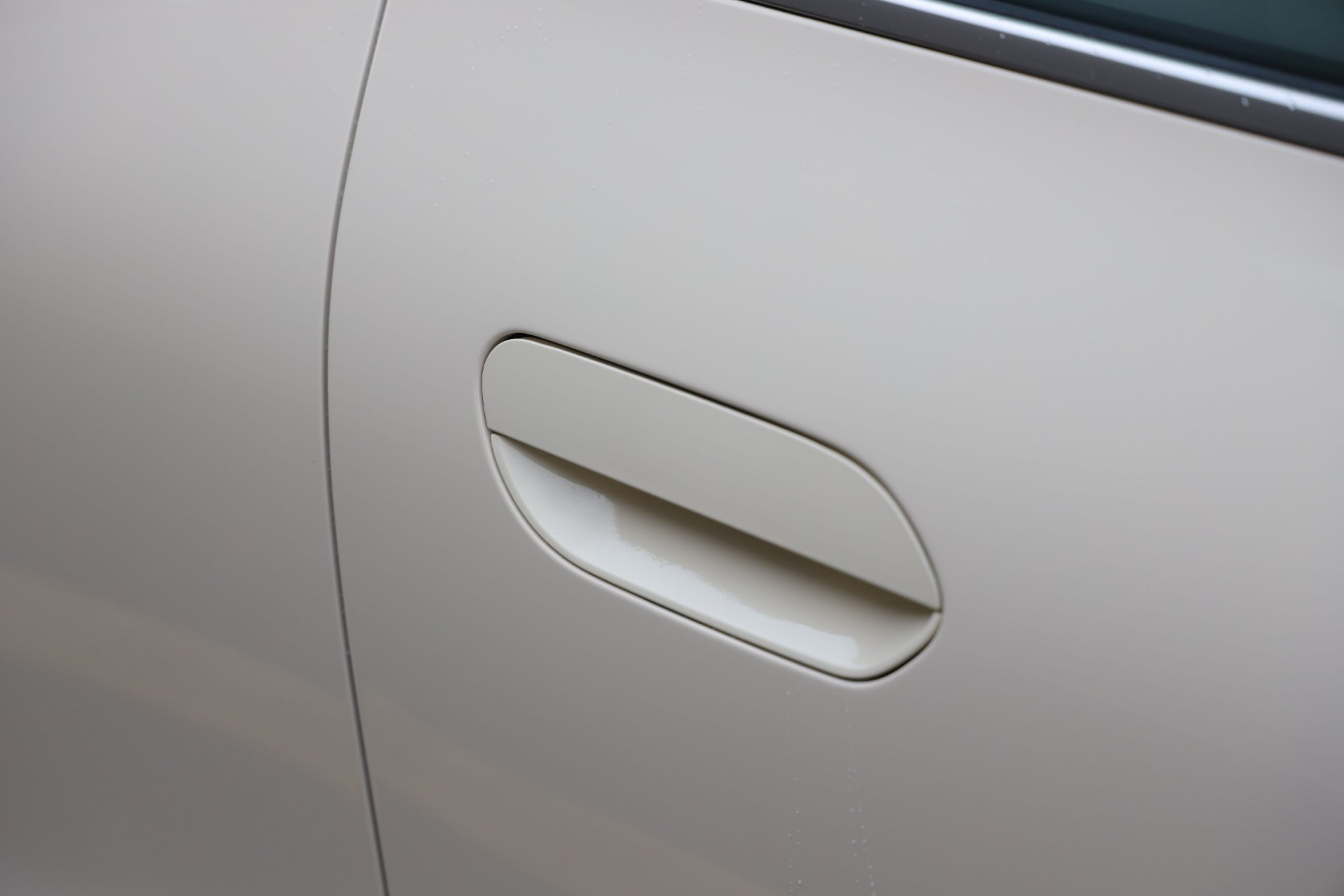 Semi-hidden door handles combine low wind resistance and convenience.