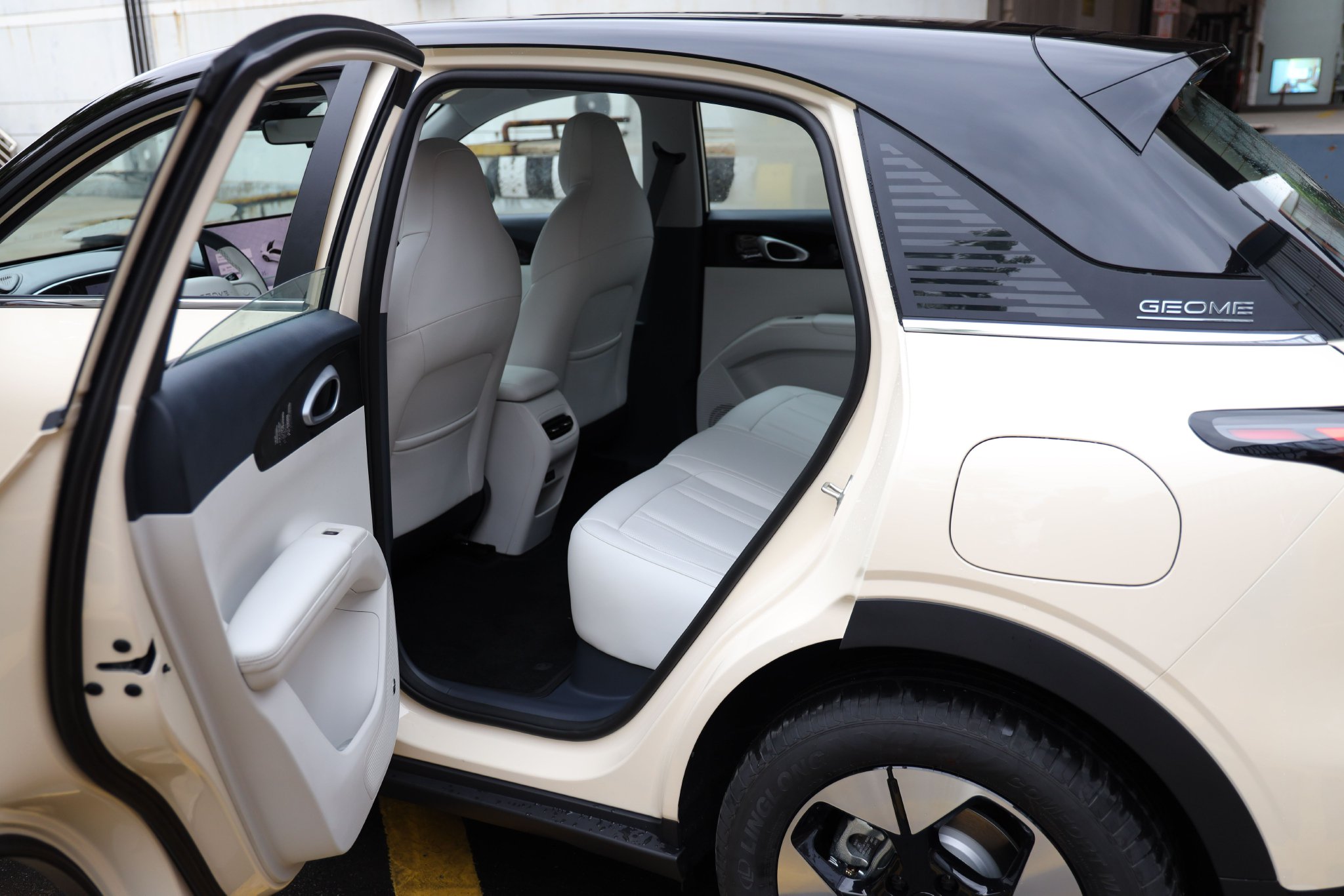 The rear door frame has a large opening, making it easy to get in and out of the vehicle.