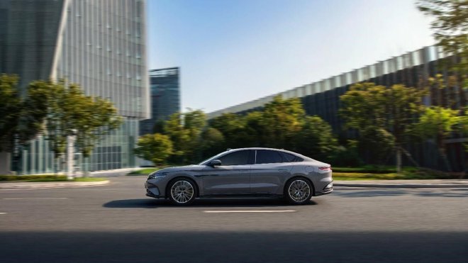 Intelligent driving evolves again. 2025 Han is priced from 165,800 yuan