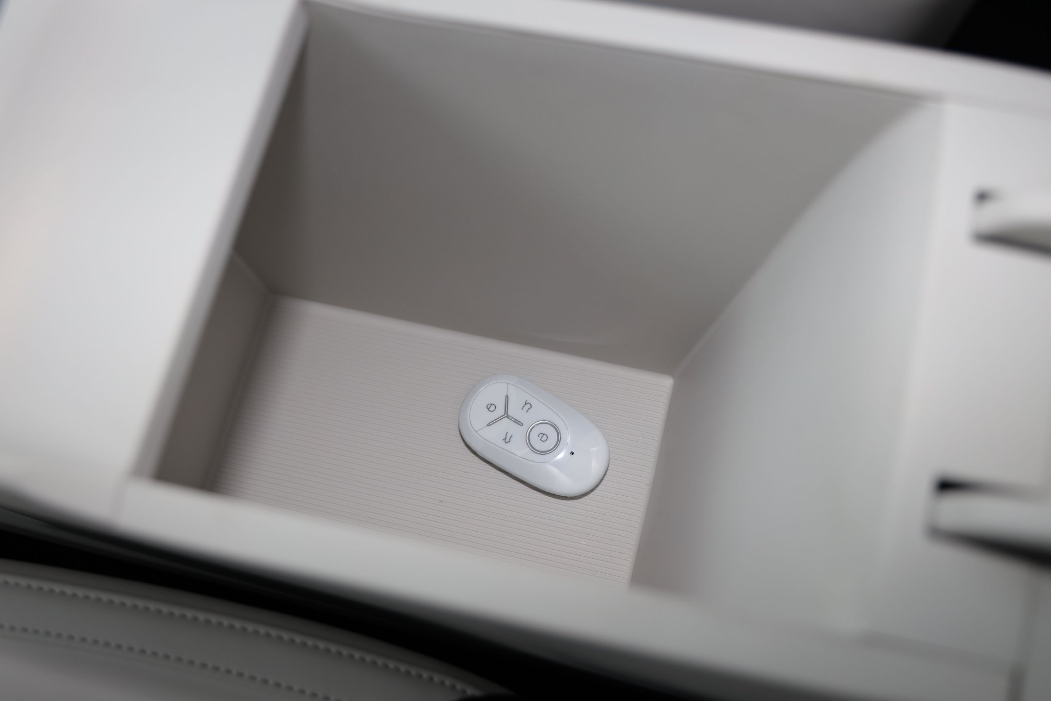 Central armrest storage compartment