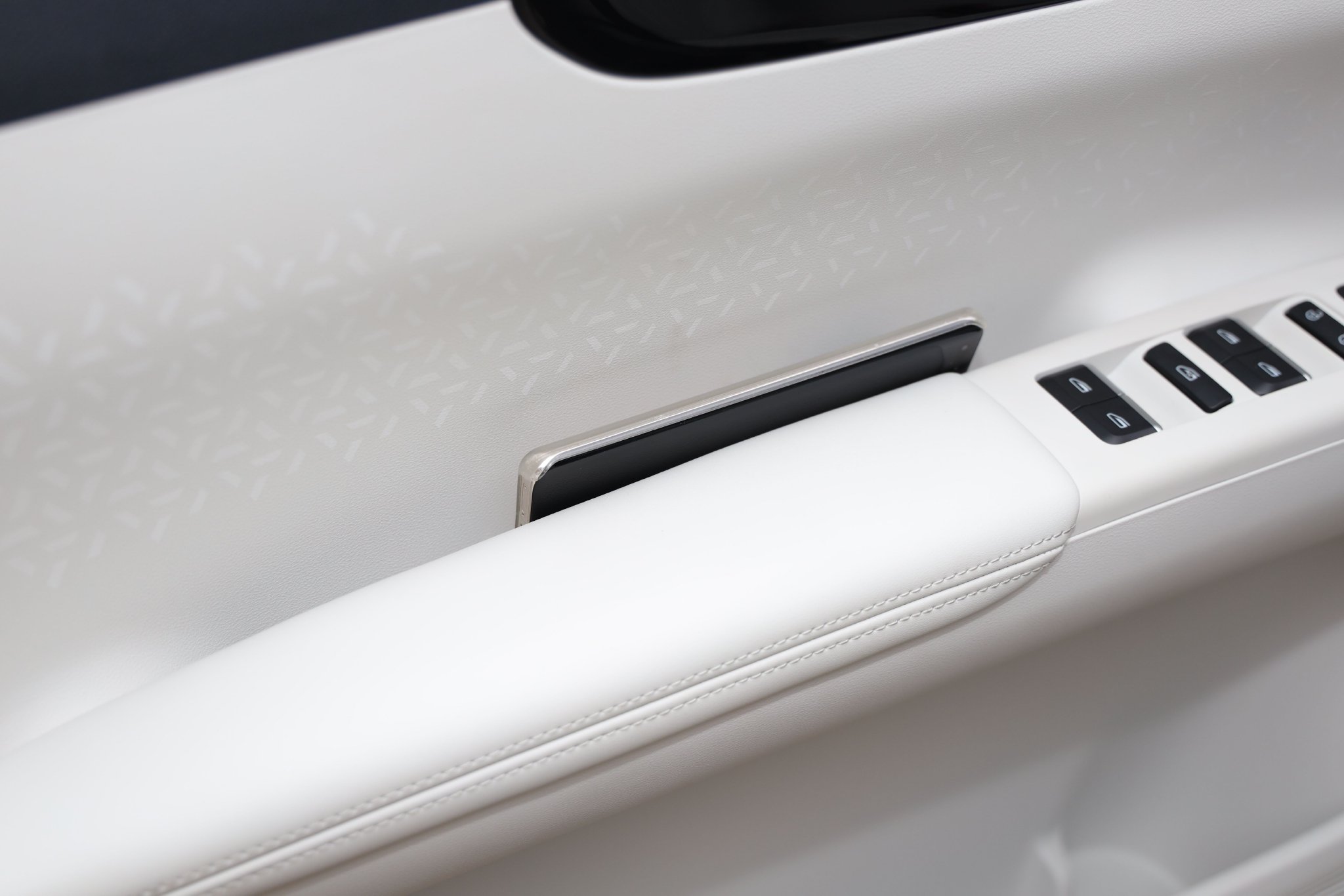 The door armrest can also hold your phone