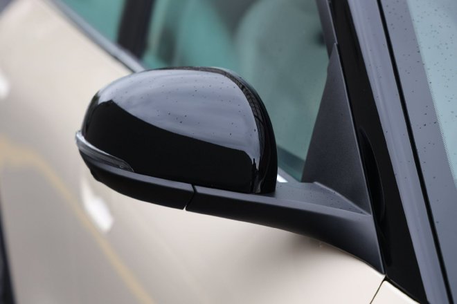 The black piano lacquer rearview mirror has an excellent texture.