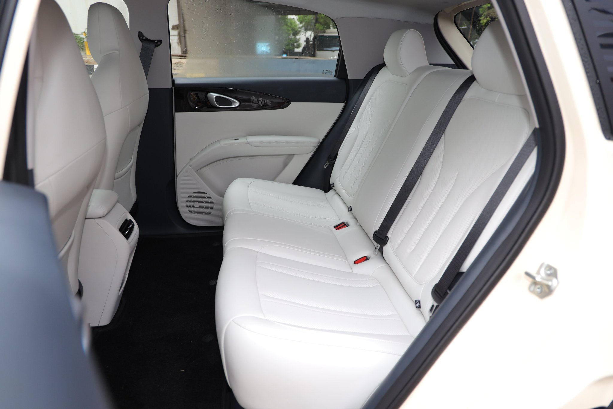 Rear seat comfort backrest angle 117°
