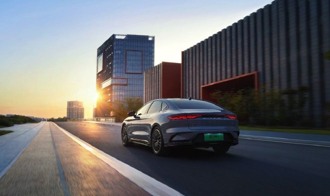 Intelligent driving evolves again. 2025 Han is priced from 165,800 yuan