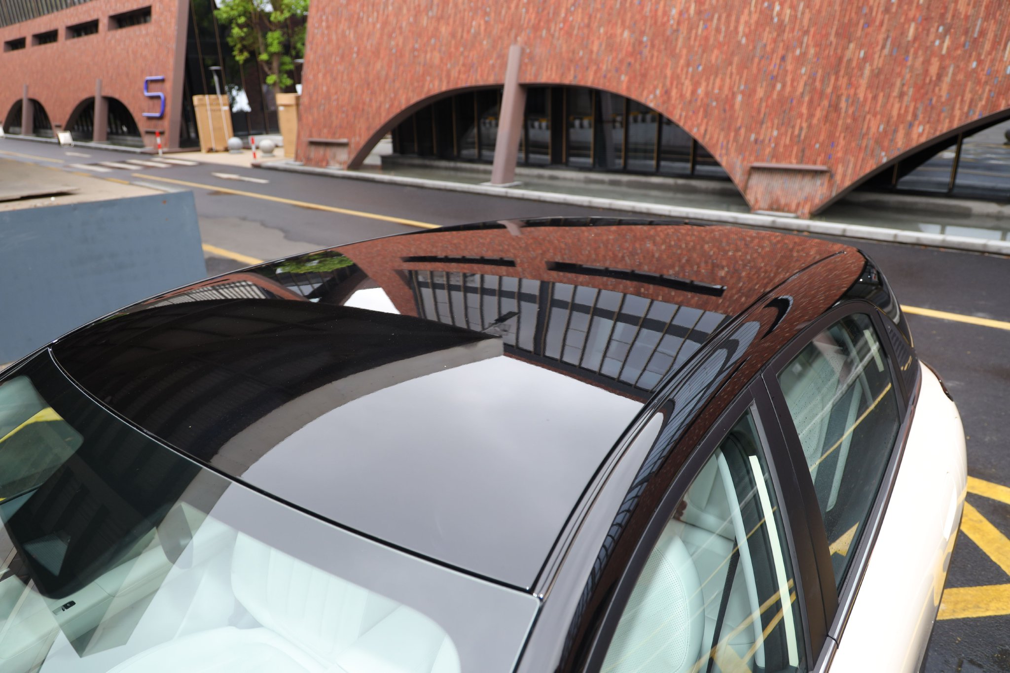 Black piano lacquer roof