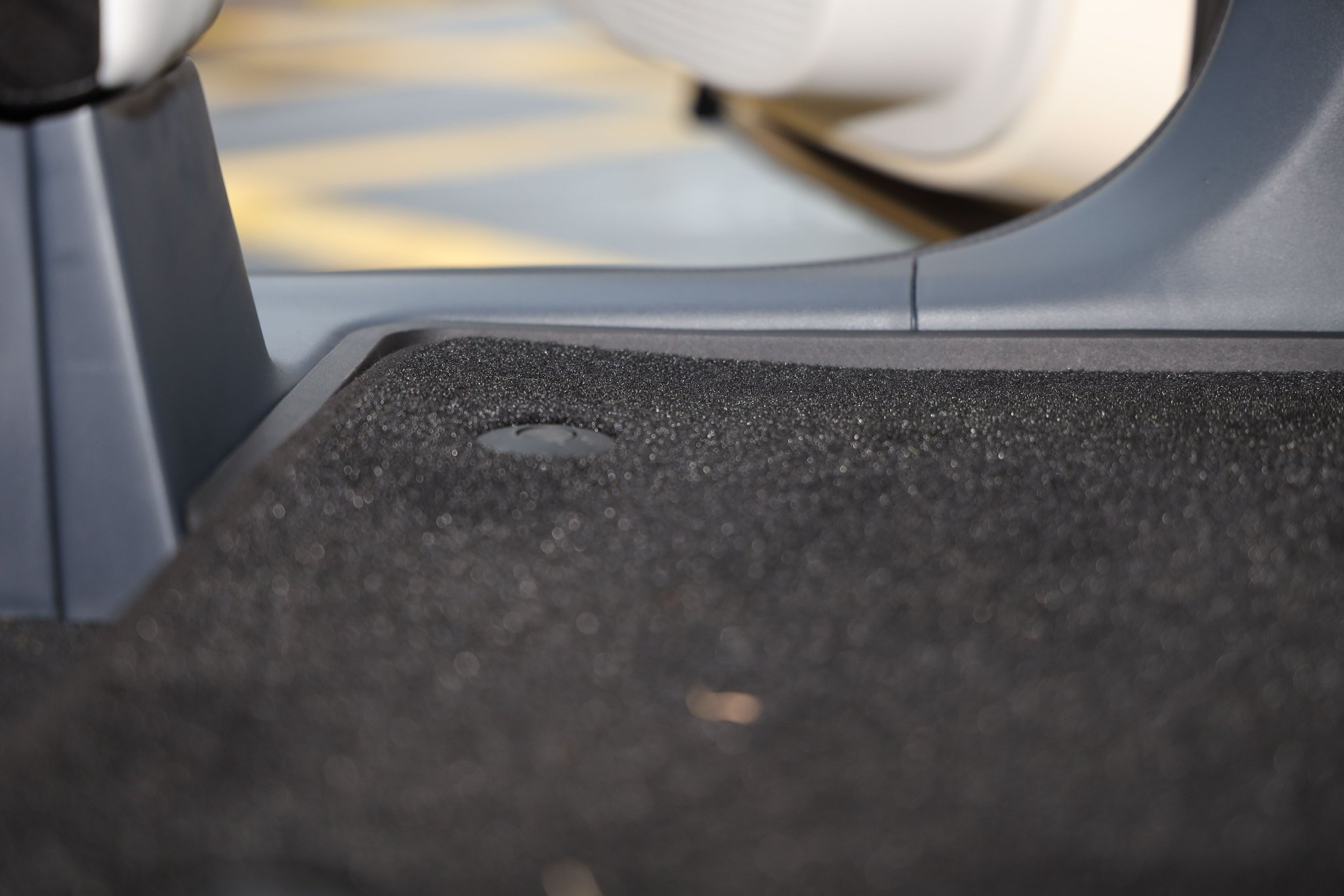 4cm low threshold, easy to get on and off the vehicle.