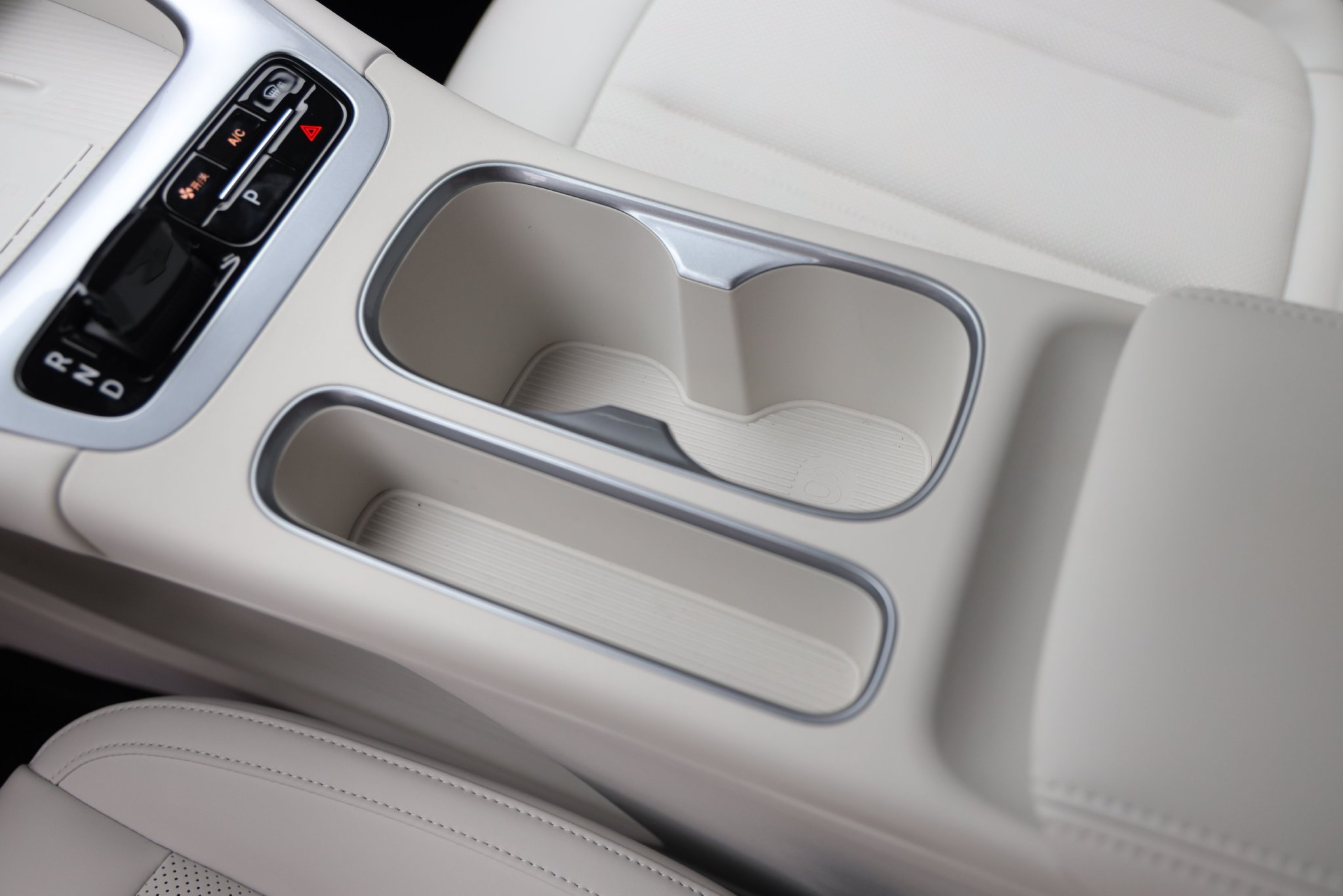 Front cup holder