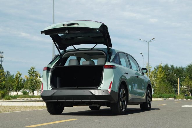 Catering to your needs and understanding you better, the new Venucia VX6 sets a benchmark for space and intelligence