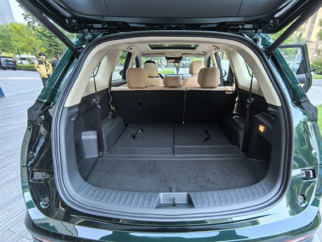 Conventional trunk space of 7-seater models (comparison)