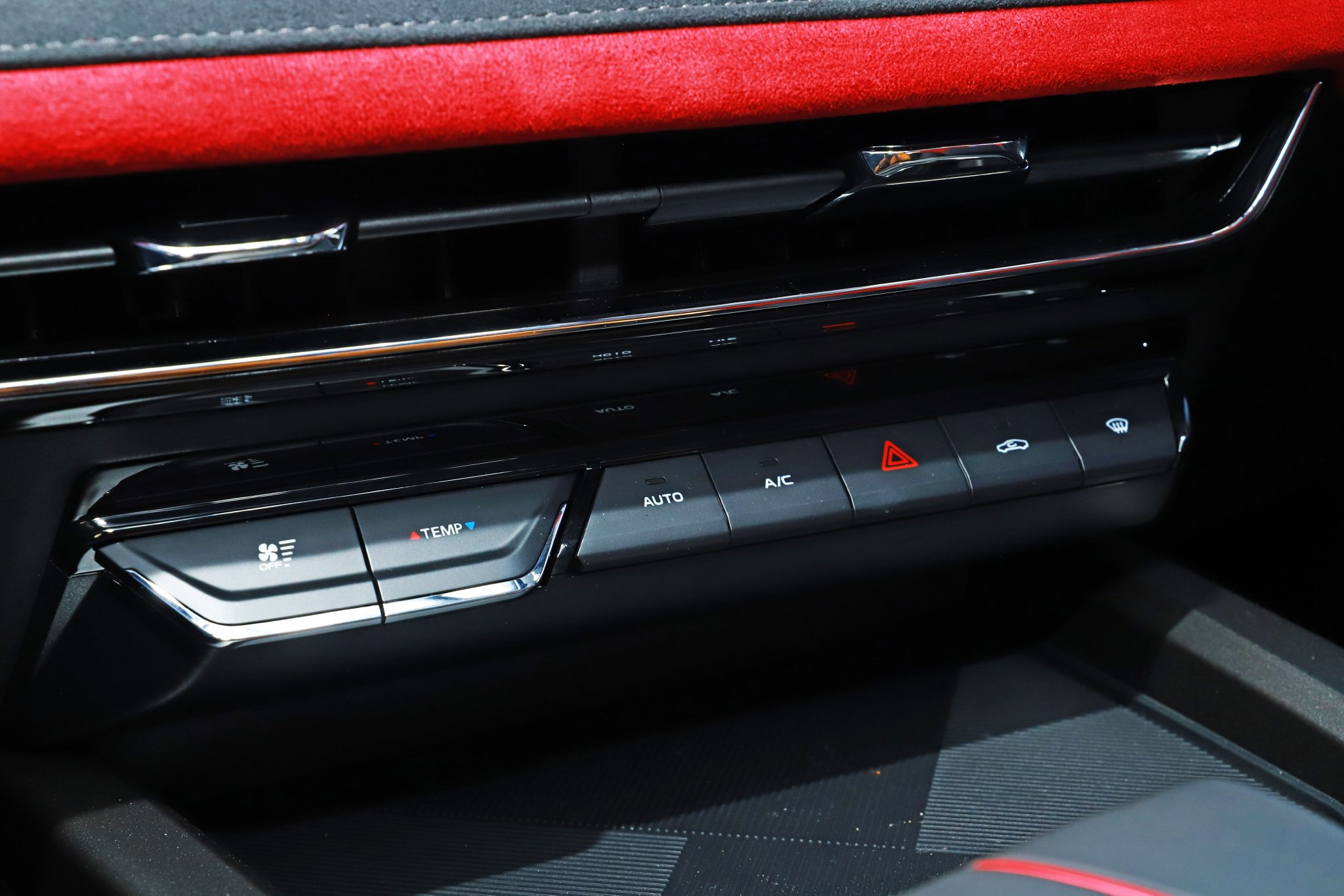 Targeting young user groups, the second-generation Changan X5PLUS was photographed in the store