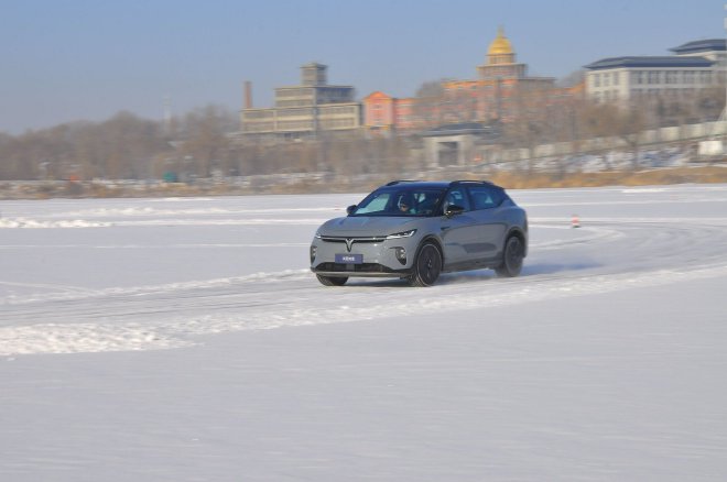 Lantu Zhiyin ice and snow test drive: Can the rear-wheel drive car be very stable on the snow?