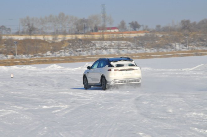 Lantu Zhiyin ice and snow test drive: Can the rear-wheel drive car be very stable on the snow?