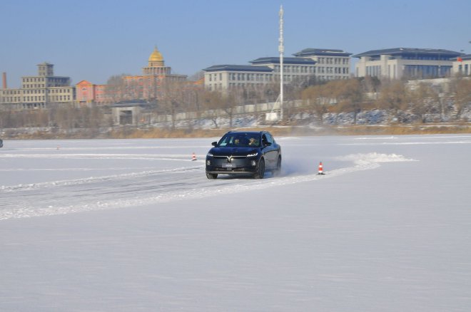Lantu Zhiyin ice and snow test drive: Can the rear-wheel drive car be very stable on the snow?