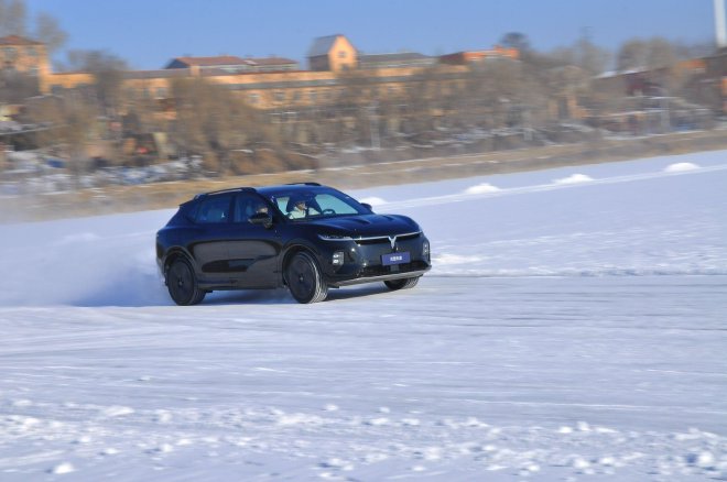 Lantu Zhiyin ice and snow test drive: Can the rear-wheel drive car be very stable on the snow?